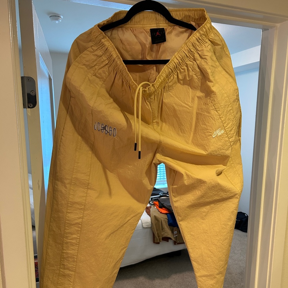 Air Jordan essential men’s pants in khaki balloon styled fit